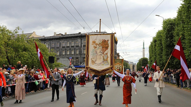 1.jūlijs: Virsdiriģentu un virsvadītāju godināšana, Dalībnieku gājiens, Atklāšanas koncerts