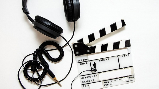 Audio austiņas un klape kino uzņemšanai