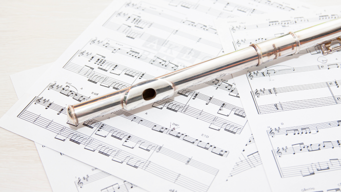 Flauta un nošu lapas