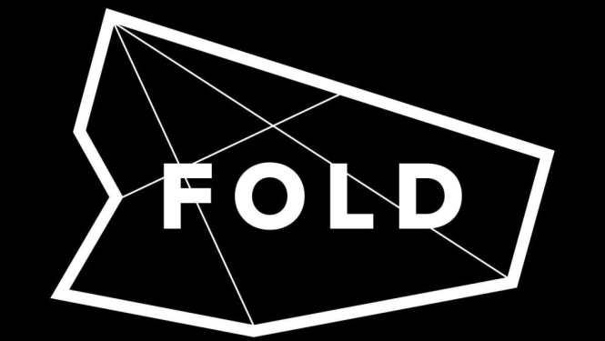 Uz melna fona ar baltu līniju zīmēta neregulāra figūra, centrā uzraksts: FOLD