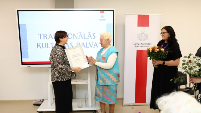Tautas lietišķās mākslas meistare saņem apbalvojumu