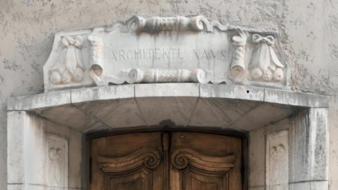 Torņa ielas 11 nama ieejas portāls. Darināts pēc arhitekta Artūra Reinfelda projekta, tēlnieks Veidemanis, 1956. gads.