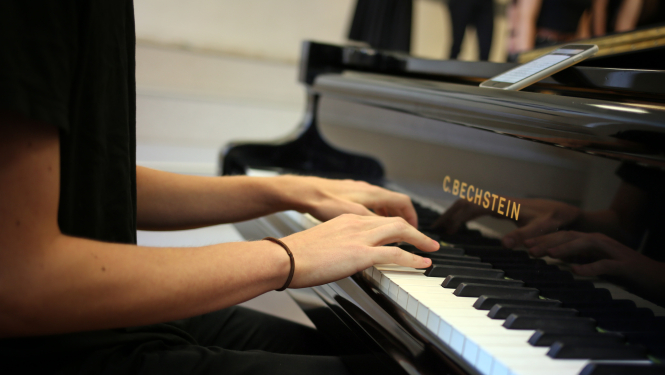 Pianists pie klavierēm