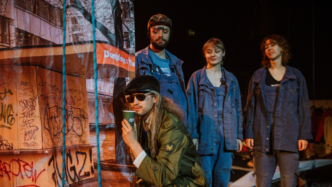 Foto no iestudējuma “Diena projām palēja”. Foto: Matīss Markovskis