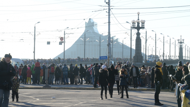 Akcija “Gaismas ceļš – grāmatu draugu ķēde” 2014. gada 18. janvārī, foto: Edgars Kalmēns