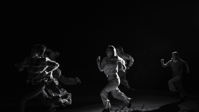 Dejotāji uz skatuves