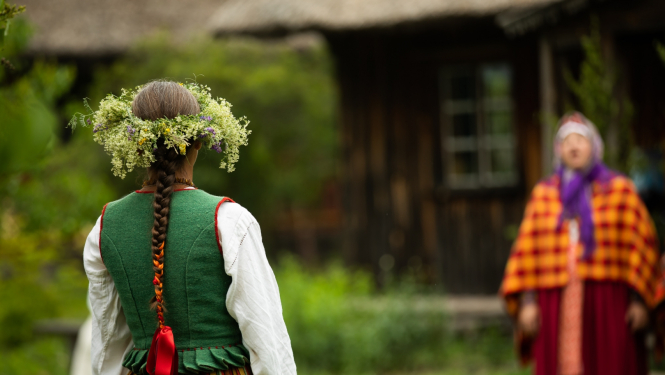 Sievietes tautastērpos