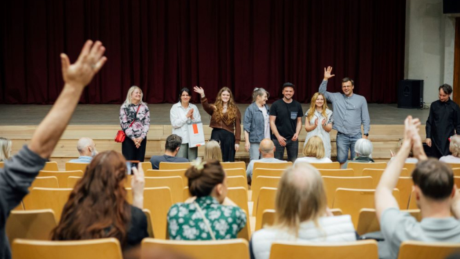 Latvijas amatierteātru skates "Gada izrāde 2023" laureāti - Ādolfa Alunāna Jelgavas teātris un režisore Aija Treija (iestudējums “Jūtu tektonika”). Foto - Mārcis Gaujenietis