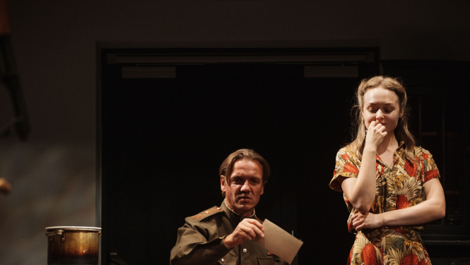 Divi aktieri uz skatuves