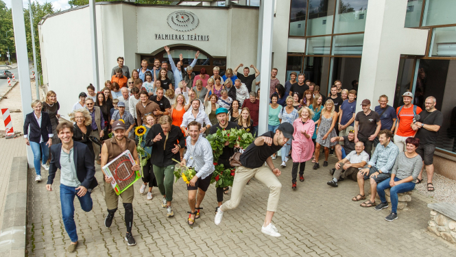 Valmieras teātra kolektīvs, foto: Matiss Markovskis.