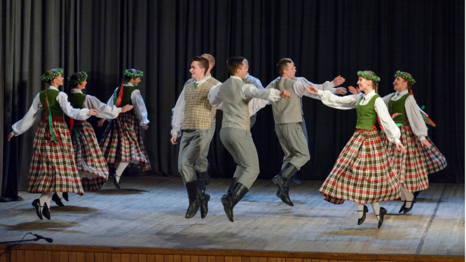 Dejotāji koncertā, LNKC arhīva foto.