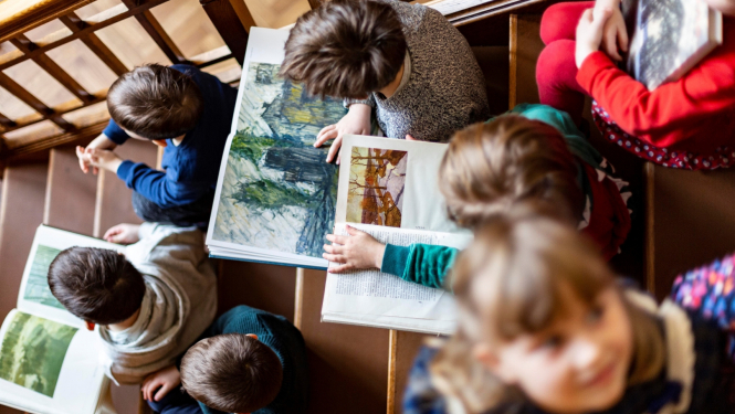 Fotogrāfija no muzeja nodarbības “Mazie mākslas pētnieki”. Latvijas Nacionālais mākslas muzejs. Foto: Agnese Tauriņa.