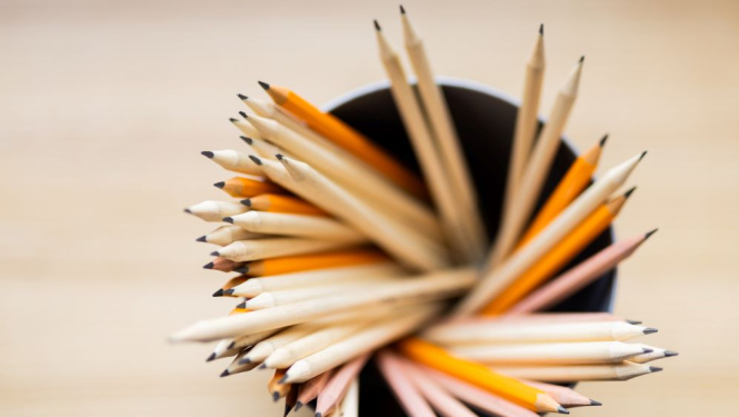 Zīmuļi uz galda, foto: Reinis Oliņš, LNKC