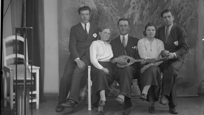 Strenču fotodarbnīcas stikla plašu kolekcija. Grupas portrets studijā. 1930. gadi, skenējums no stikla plates negatīva, Latvijas Fotogrāfijas muzejs.