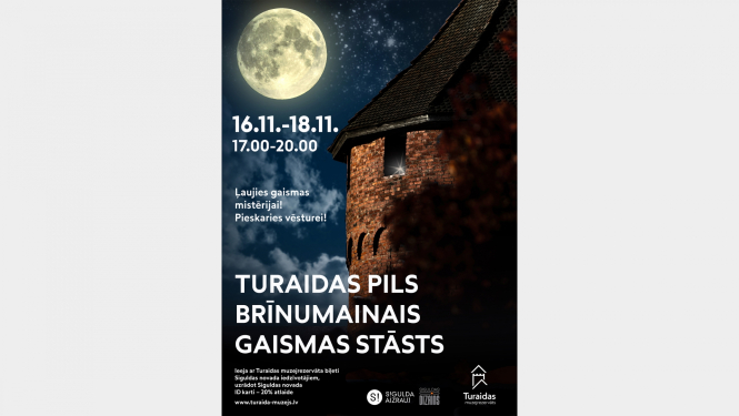 Pasākuma afiša ar pils torņa siluetu, pilnmēnesi, zvaigžņotām debesīm