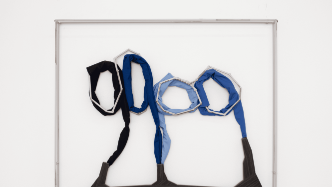 Indriķis Ģelzis, Four Sky Knots, 2025. Nerūsējošais tērauds, pulverkrāsojums, tekstils, finieris, MDF, 74cm x 61 x 4cm.