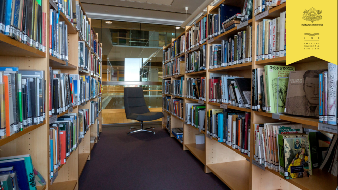 Grāmatu plaukts bibliotēkā.