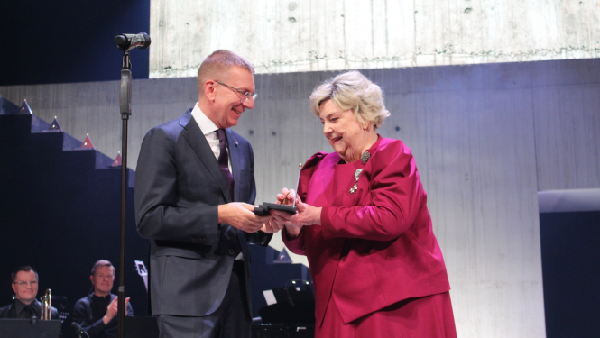 Latvijas valsts prezidents Edgars Rinkēvičs pasniedz Spēlmaņu nakts balvu par mūža ieguldījumu skatuves mākslā aktrisei Ilzei Vazdikai, foto: Andis Pulkstenis