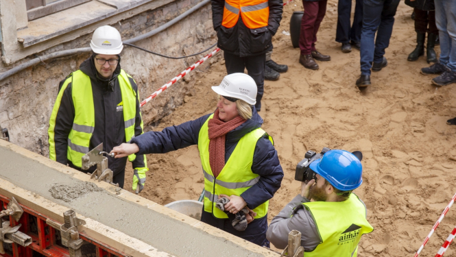 Valmieras teātra ēkas pamatos ierok kapsulu ar vēstījumu nākamajām paaudzēm, foto: Guntars Grāvelsiņš