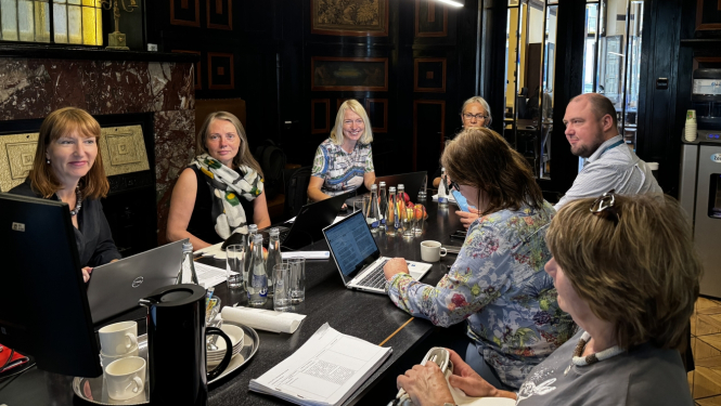 Septiņi cilvēki sanāksmju telpā