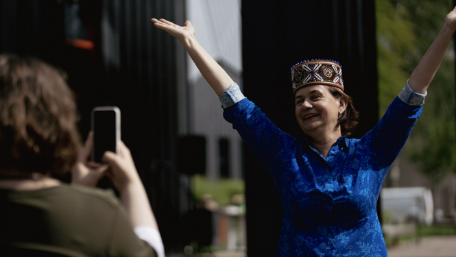 Muzeja darbiniece pasākuma laikā