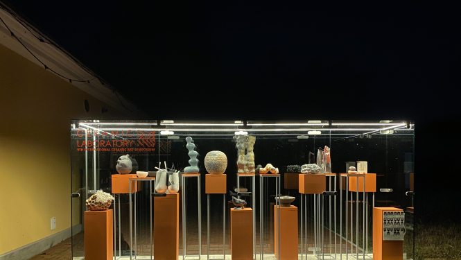 Keramikas mākslas darbs