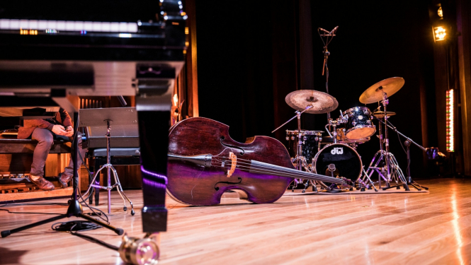 Mūzikas instrumenti uz skatuves