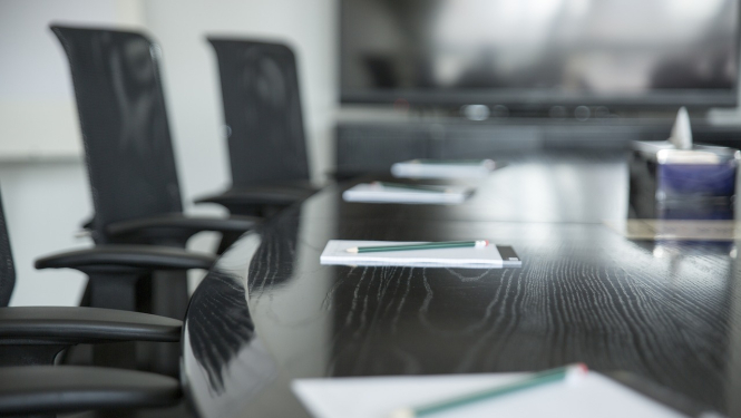 Sanāksmju galds ar rakstāmrīkiem