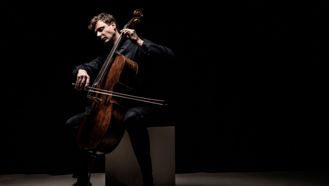 Ungāru čellists Ištvāns Vārdai (István Várdai), foto: Marco Borggreve