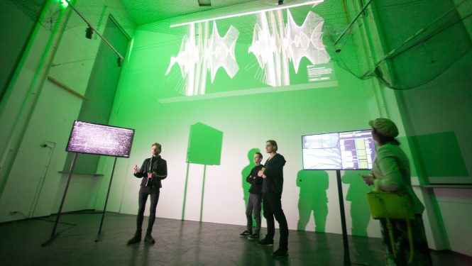 Mākslinieku grupas Trihars (LiepU maģistratūras absolventu) izstāde “data.logs” RIXC galerijā, 2016. Foto: Didzis Grodzs.