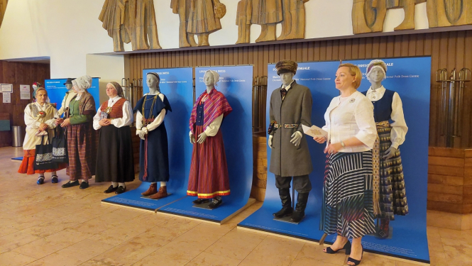 Bratislavā atklāta latviešu tautastērpu izstāde