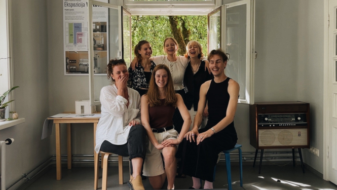 Izstādes veidotāji: Melisa Briža, Tīna Elīza Duka, Simona Helmane, Anete Trifanova, Signe Streipa, Dairis Brilis, Beāte Ludvigova, Rebeka Ludriķe, Emīlija Lūse, Gatis Gorodničijs.