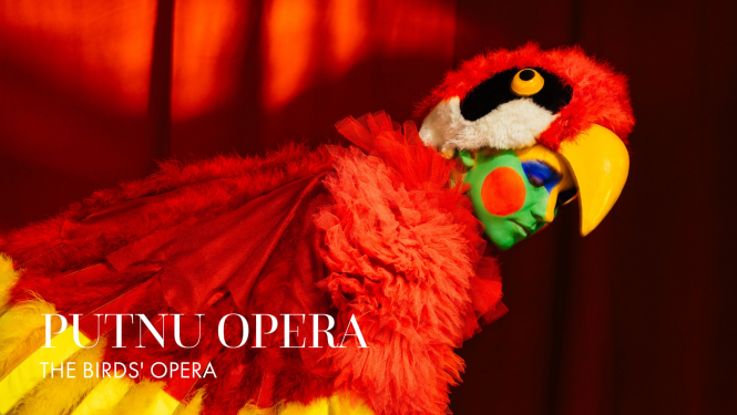 Afiša ar aktiera foto papagaiļa kostīmā un uzrakstu : Putnu opera