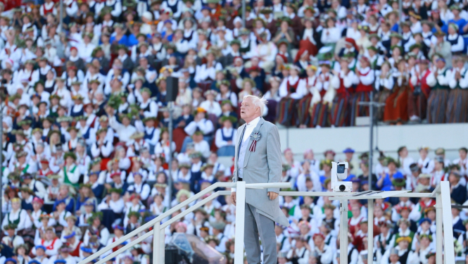 Diriģents kora priekšplānā