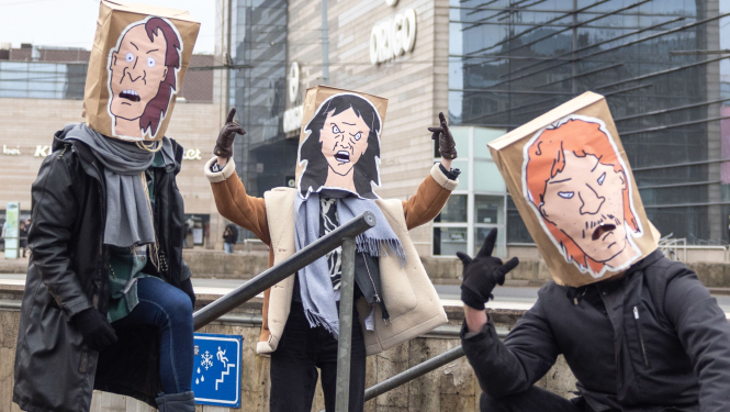 Latvijas Leļļu teātra izrādes “Jelgava ‘94” publicitātes foto - trīs personas papīra turzu maskās