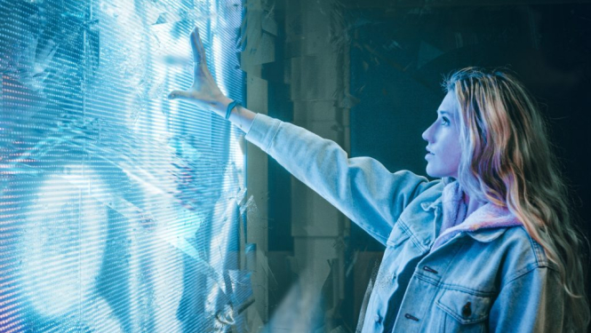 Cilvēks pie liela ekrāna