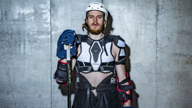 Hokejists pilnā ekipējumā