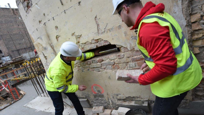 Jaunā Rīgas teātra jaunbūves pamatos iemūrē laika kapsulu.