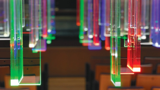 Afiša ar krāsainām gaismām un uzrakstu: Teātra nams "Jūras vārti".