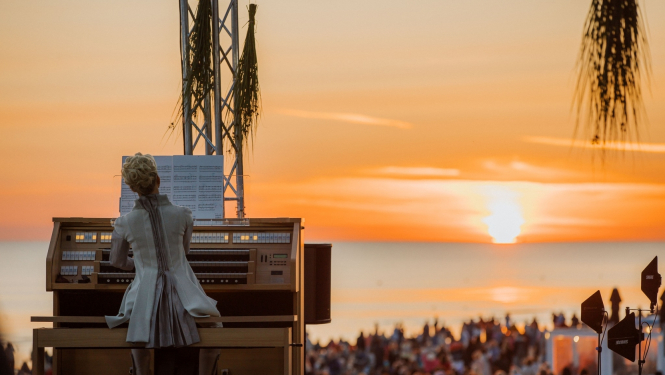 Mūziķe Iveta Apkalna pie ērģelēm jūras krastā