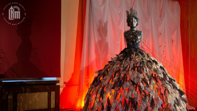 Madonna-instalācija izstādē