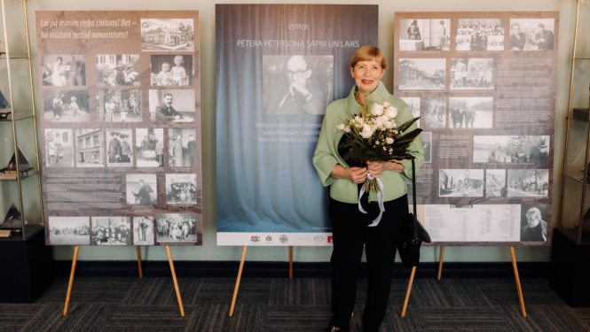 Liepājas teātra Šampanieša zālē 3. stāvā atklāta LNA izstāde “Pētera Pētersona sapņi un laiks”