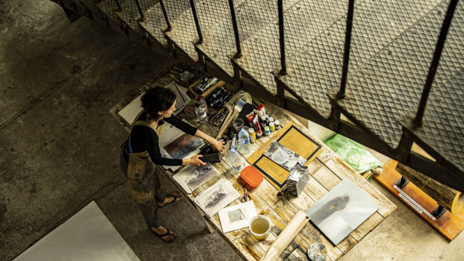 Mākslinieks darbnīcā