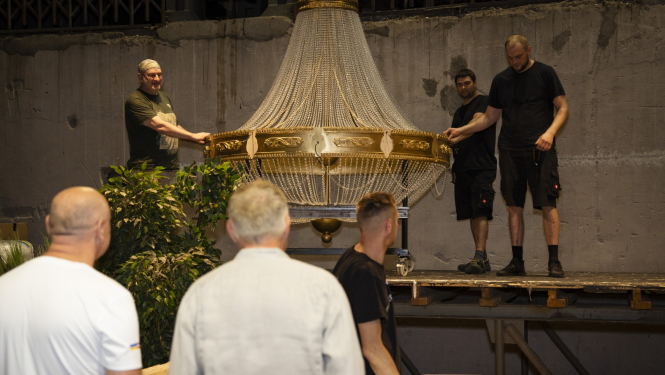 Izrādes dekorāciju un kostīmu gatavošana transportēšanai uz Ukrainu, foto: Marko Rass