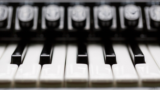 Taustiņu mūzikas instruments.