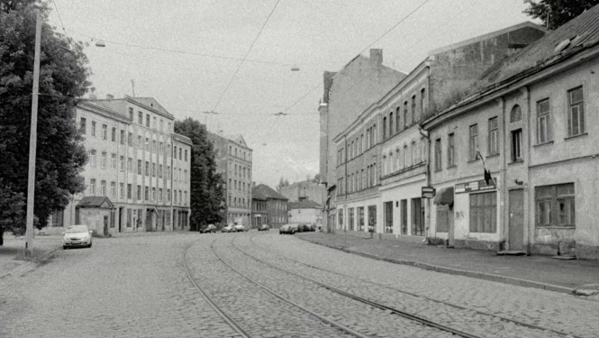 Sergejs Lozņica, Vecā ebreju kapsēta. ATOMS & VOID, MISTRUS MEDIA, Nīderlande, Latvija, 2014. Filmas kadrs.