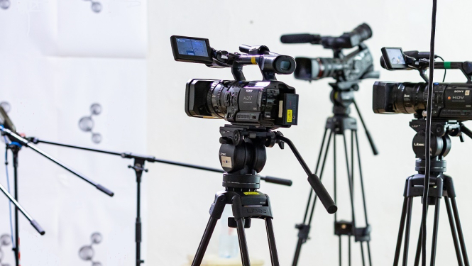 Dažādas video kameras un kameru statīvi