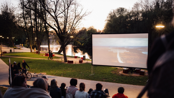 Kino skatītāji brīvā dabā