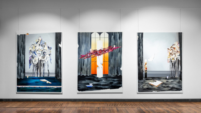 Trīs gleznas ekspozīcijā