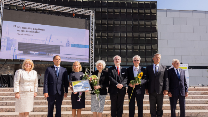 Cilvēku grupa pie muzeja